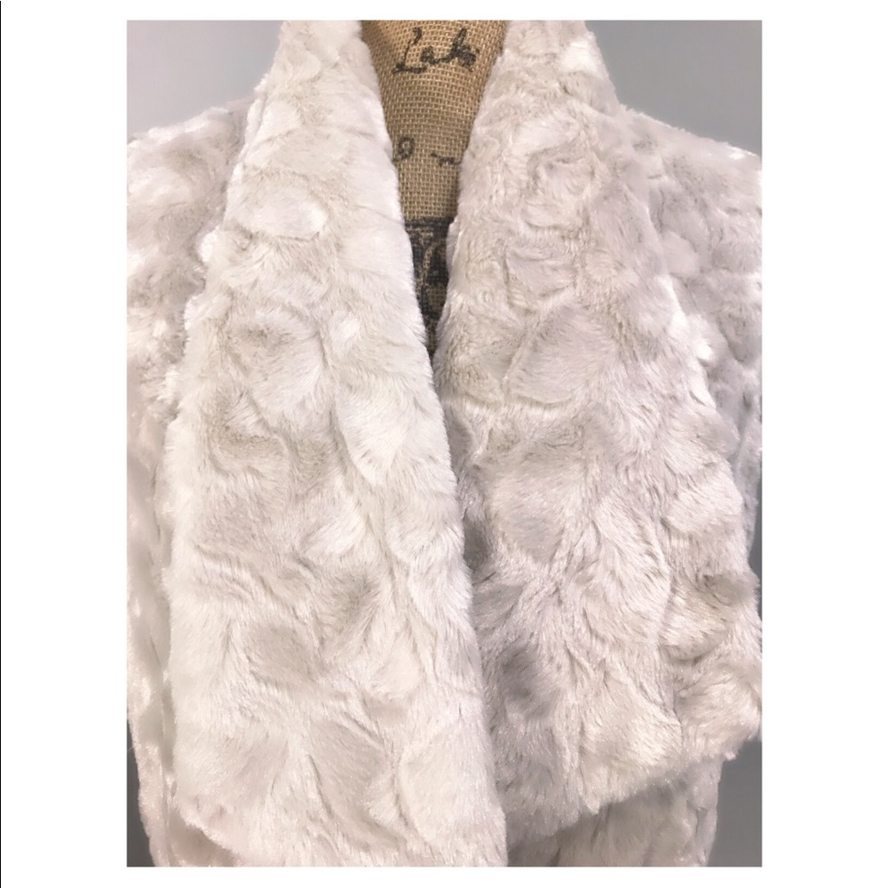 ❌SOLD❌ Jack by BB Dakota Cream Faux Fur Vest - Picture 3 of 3